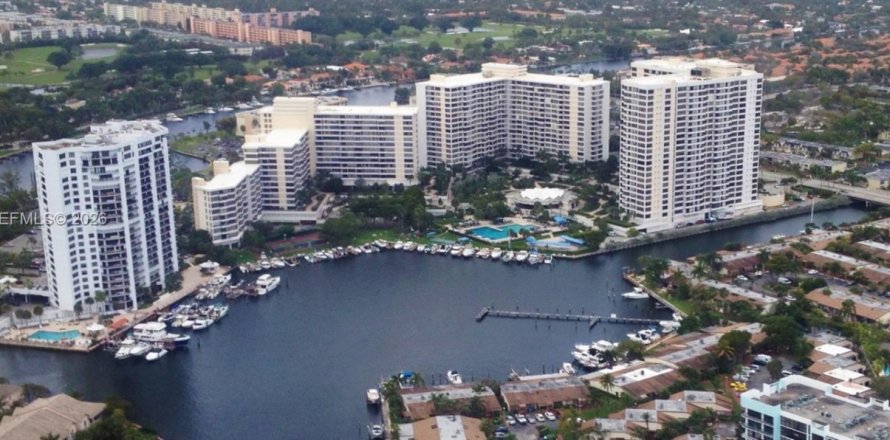 Кондоминиум с 2 спальнями в Халландейл-Бич, Флорида № 2025212