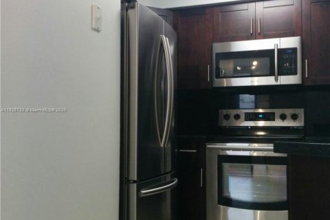 Condo in Miami, Florida, 1 bedroom  № 1804507 - photo 1