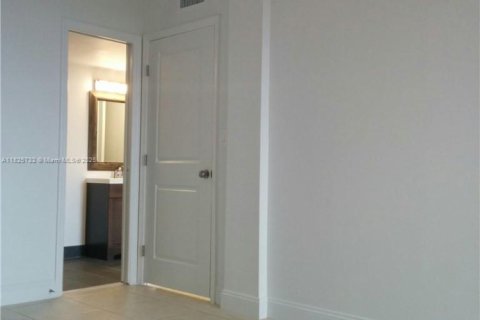 Condo in Miami, Florida, 1 bedroom  № 1804507 - photo 23