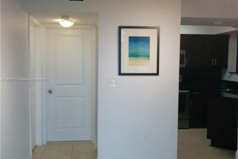 Condo in Miami, Florida, 1 bedroom  № 1804507 - photo 7