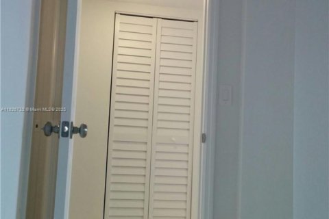 Condo in Miami, Florida, 1 bedroom  № 1804507 - photo 25