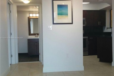 Condo in Miami, Florida, 1 bedroom  № 1804507 - photo 8