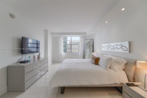 Condo in Hallandale Beach, Florida, 2 bedrooms  № 1812249 - photo 15