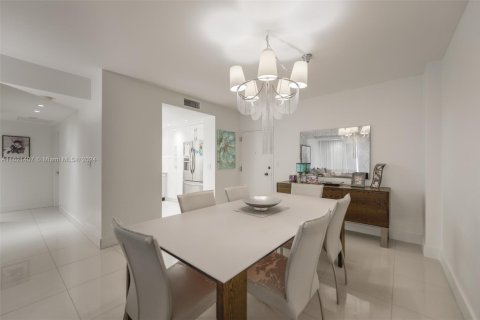 Condo in Hallandale Beach, Florida, 2 bedrooms  № 1812249 - photo 8