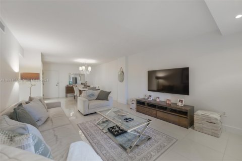 Condo in Hallandale Beach, Florida, 2 bedrooms  № 1812249 - photo 6
