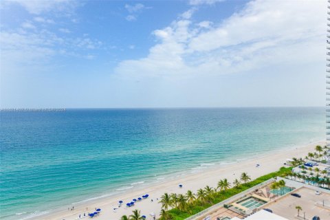 Condo in Hallandale Beach, Florida, 2 bedrooms  № 1812249 - photo 1