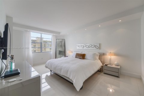 Condo in Hallandale Beach, Florida, 2 bedrooms  № 1812249 - photo 14