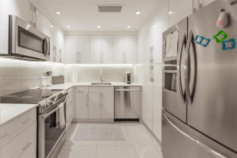Condo in Hallandale Beach, Florida, 2 bedrooms  № 1812249 - photo 9