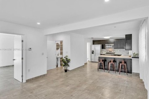 Villa ou maison à louer à Hallandale Beach, Floride: 4 chambres, 143.07 m2 № 1998542 - photo 3