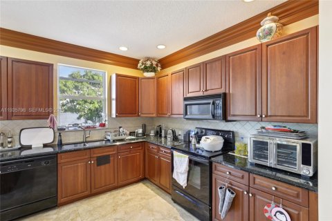 House in Miramar, Florida 5 bedrooms, 337.05 sq.m. № 2059774 - photo 11