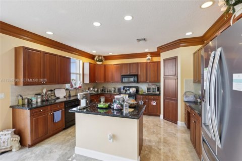 House in Miramar, Florida 5 bedrooms, 337.05 sq.m. № 2059774 - photo 10