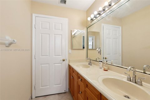 House in Miramar, Florida 5 bedrooms, 337.05 sq.m. № 2059774 - photo 23