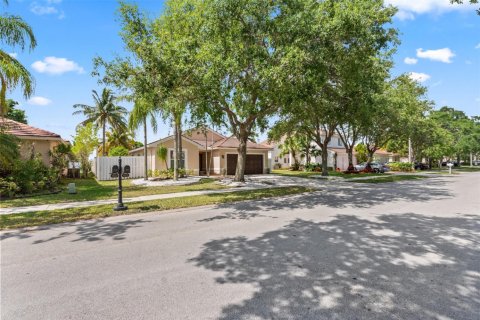 House in Pembroke Pines, Florida 3 bedrooms, 153.1 sq.m. № 1175414 - photo 1