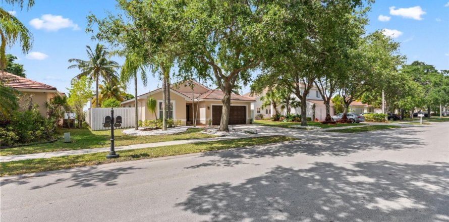 House in Pembroke Pines, Florida 3 bedrooms, 153.1 sq.m. № 1175414