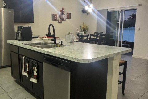 House in Palm Bay, Florida 4 bedrooms, 170.01 sq.m. № 2083881 - photo 10