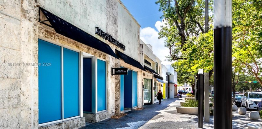 Commercial property in Coral Gables, Florida № 2158616