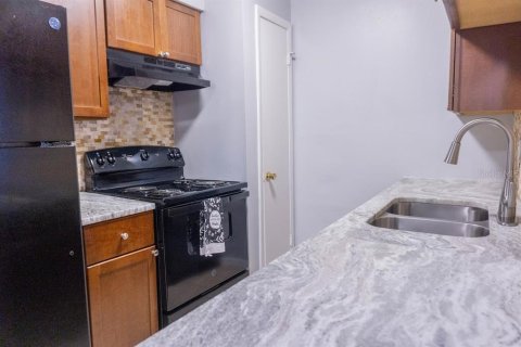 Condo in Brandon, Florida, 2 bedrooms  № 1798528 - photo 9