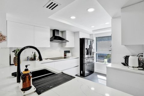 Condo in North Miami Beach, Florida, 3 bedrooms  № 2041367 - photo 2
