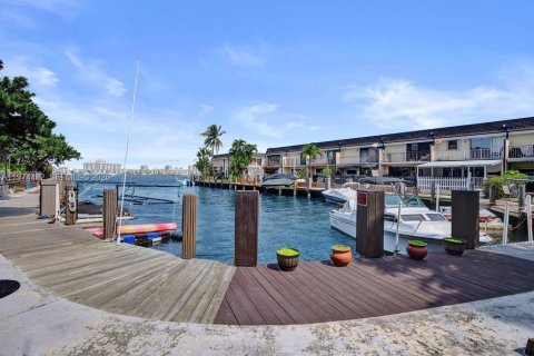 Condo in North Miami Beach, Florida, 3 bedrooms  № 2041367 - photo 27