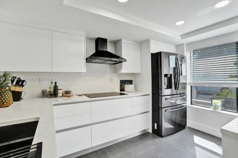 Condo in North Miami Beach, Florida, 3 bedrooms  № 2041367 - photo 3