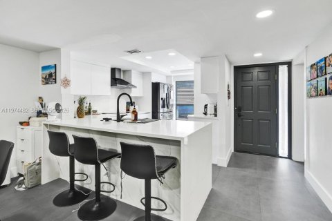 Condo in North Miami Beach, Florida, 3 bedrooms  № 2041367 - photo 4