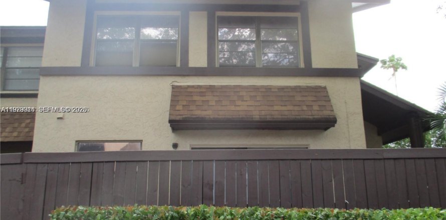 Adosado en Pembroke Pines, Florida 3 dormitorios, 151.24 m2 № 2079295
