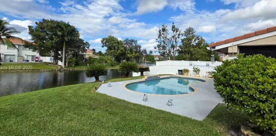 House in Plantation, Florida 3 bedrooms, 182.83 sq.m. № 1952292