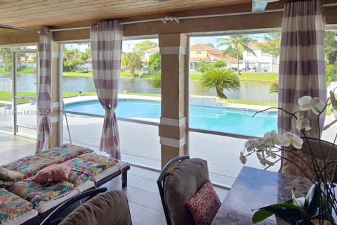 House in Plantation, Florida 3 bedrooms, 182.83 sq.m. № 1952292 - photo 3