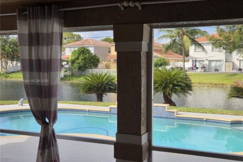 House in Plantation, Florida 3 bedrooms, 182.83 sq.m. № 1952292 - photo 2