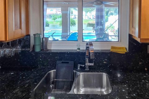 House in Plantation, Florida 3 bedrooms, 182.83 sq.m. № 1952292 - photo 9