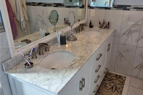 House in Plantation, Florida 3 bedrooms, 182.83 sq.m. № 1952292 - photo 22