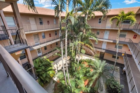 Condo in Lauderdale Lakes, Florida, 2 bedrooms  № 1862999 - photo 13