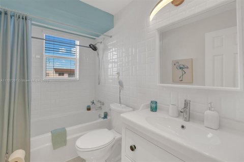 Condo in Lauderdale Lakes, Florida, 2 bedrooms  № 1862999 - photo 11