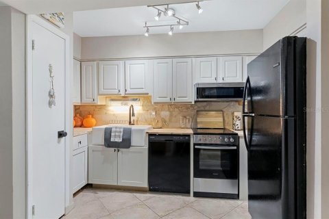 Condo in Treasure Island, Florida, 1 bedroom  № 2279784 - photo 10