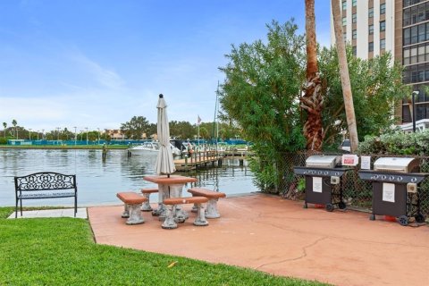 Condo in Treasure Island, Florida, 1 bedroom  № 2279784 - photo 15