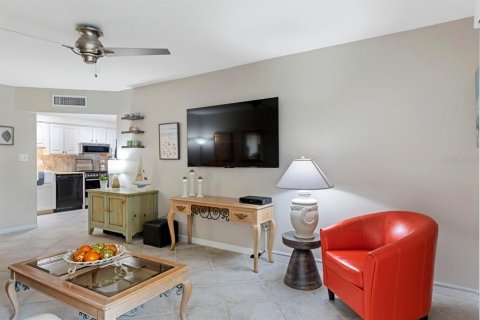 Condo in Treasure Island, Florida, 1 bedroom  № 2279784 - photo 3