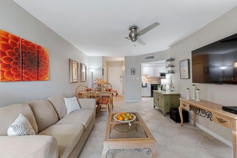 Condo in Treasure Island, Florida, 1 bedroom  № 2279784 - photo 4