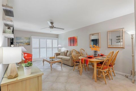 Condo in Treasure Island, Florida, 1 bedroom  № 2279784 - photo 5