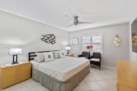 Condo in Treasure Island, Florida, 1 bedroom  № 2279784 - photo 12