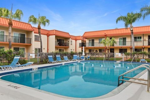 Condo in Treasure Island, Florida, 1 bedroom  № 2279784 - photo 14