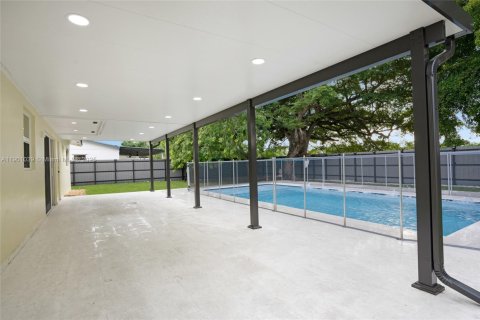 House in Miami, Florida 4 bedrooms, 157 sq.m. № 1952233 - photo 30
