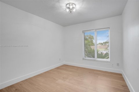 House in Miami, Florida 4 bedrooms, 157 sq.m. № 1952233 - photo 22