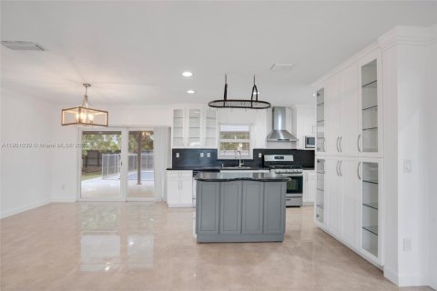 House in Miami, Florida 4 bedrooms, 157 sq.m. № 1952233 - photo 11