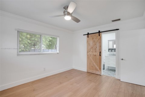 House in Miami, Florida 4 bedrooms, 157 sq.m. № 1952233 - photo 16