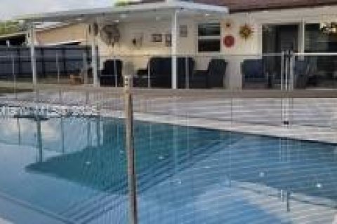 Снять в аренду виллу или дом в Майами, Флорида 4 спальни, 157м2, № 1952233 - фото 1