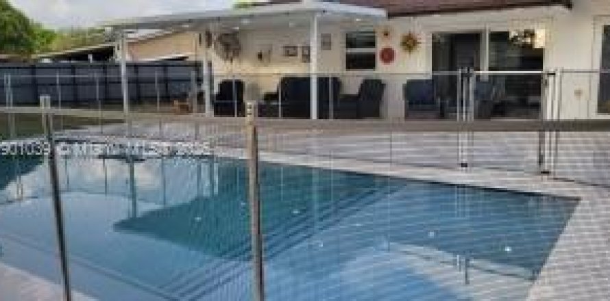 Дом в Майами, Флорида 4 спальни, 157м2 № 1952233