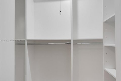 House in Miami, Florida 4 bedrooms, 157 sq.m. № 1952233 - photo 19