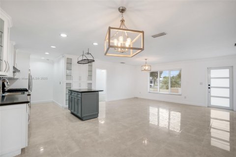 House in Miami, Florida 4 bedrooms, 157 sq.m. № 1952233 - photo 8