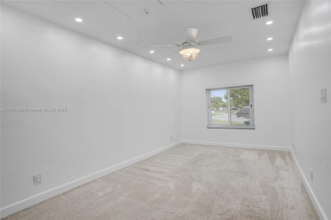 House in Miami, Florida 4 bedrooms, 157 sq.m. № 1952233 - photo 25