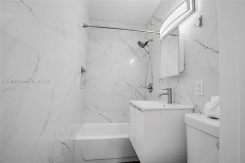 House in Miami, Florida 4 bedrooms, 157 sq.m. № 1952233 - photo 27